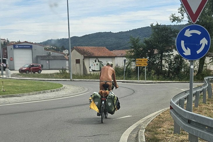 Biciklist na sjeveru Istre pokazao najradikalniju verziju ljetne prozračnosti