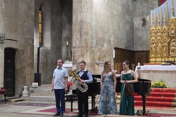 Mladi glazbenici nastupili u crkvi svetog Franje: Dajana, Letizia i Tonči održali zanimljiv koncert