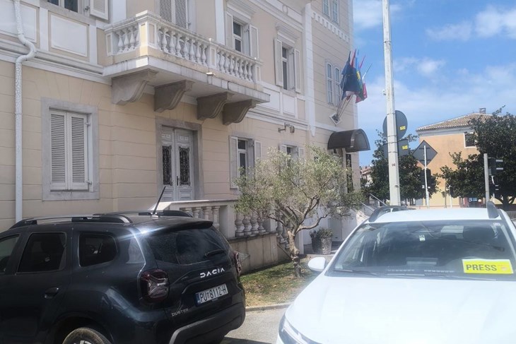 Dvije osobe uhićene u Bujama: USKOK provjerava ozbiljne sumnje u pogodovanja lokalnim poduzetnicima