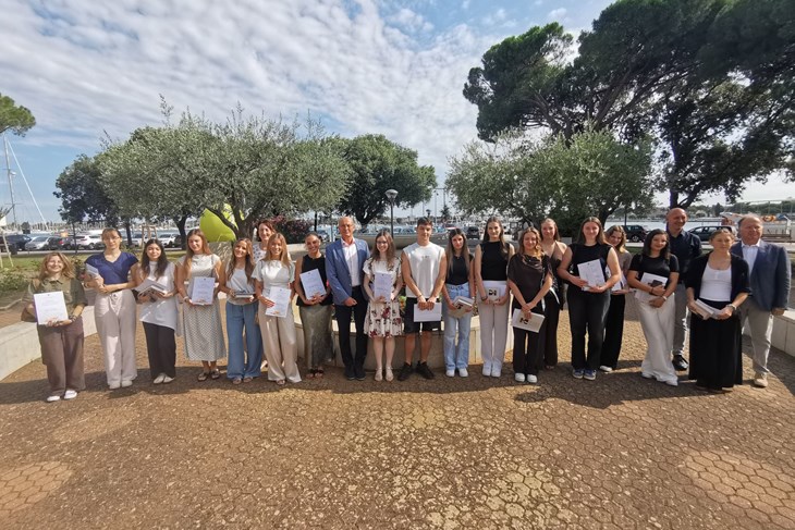 Grad Umag nagradio najbolje srednjoškolce sa 100 eura