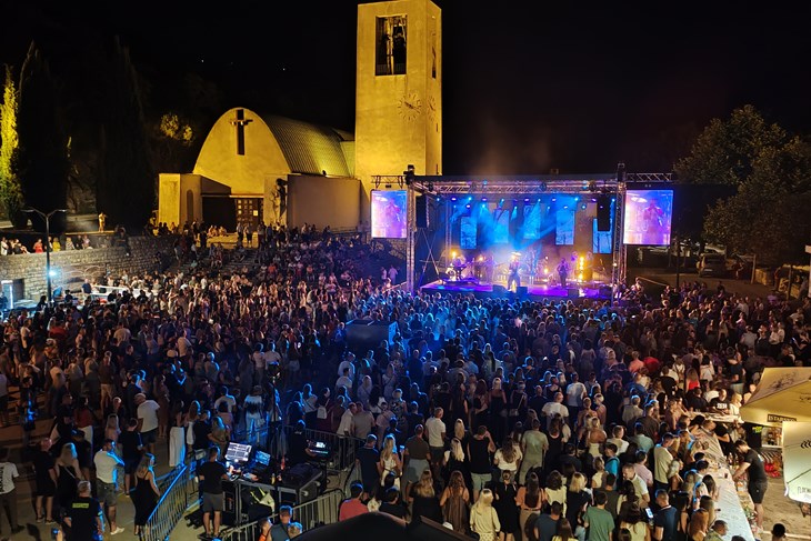 FOTO / Veliki broj posjetitelja na raškoj placi zabavljali Adi Šoše, Katarina Mulavdić i DJ Robi
