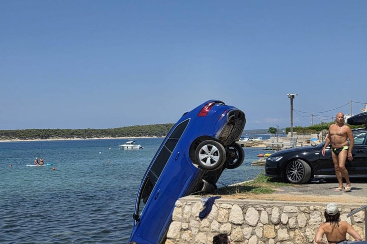 VIDEO / Auto "zaronio" u more: Kupači svjedočili prizoru koji se rijetko viđa