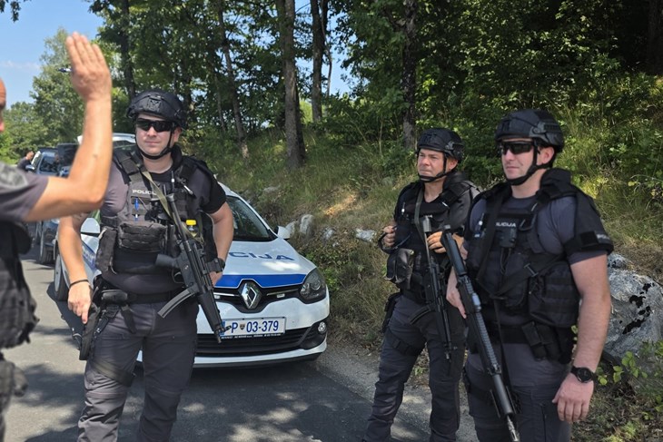FOTO / Slovenska policija objavila detalje pohoda Srđana Aleksića: Napao dvojicu policajaca i oduzeo im oružje