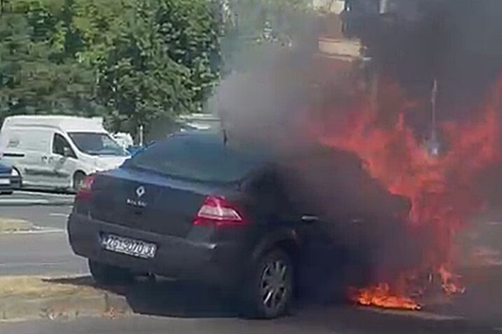 VIDEO / U Zagrebu se zapalio automobil, vatra zahvatila i semafor