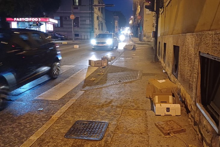 VIDEO / Snažno nevrijeme stiglo u Pulu: Jak vjetar nosi sve pred sobom