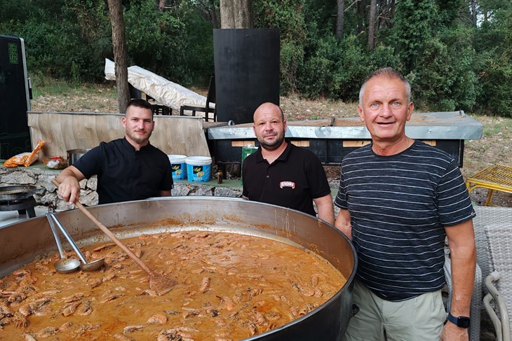"Okrenuli smo se domaćim ljudima": Večeri pidoća i kozica u Rapcu, slijedi meso s roštilja