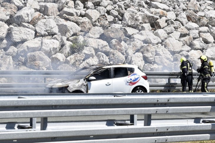 FOTO&VIDEO / Plamen progutao automobil na autocesti iznad Bakra: