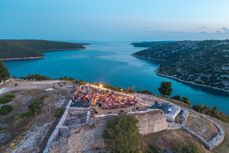 "Tijesna zemlja" izvedena na vidikovcu Starog Raklja