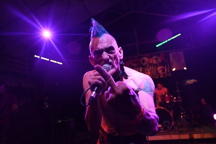 FOTO / Koncert za veliku, neuništivu i nepokorenu punkersku obitelj: Legendarni pulski punk bend proslavio dvostruku obljetnicu