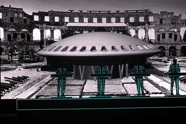 FOTOGALERIJA / Legendarni Kraftwerk pretvorio Arenu u futuristički audiovizualni spektakl