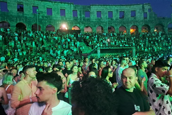 Tisuće ljudi ispunile Arenu: Počeo je glazbeni spektakl Black Coffeeja