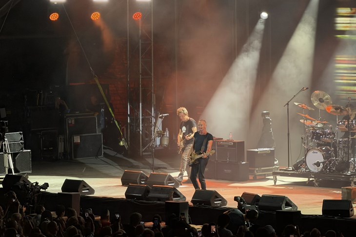 FOTO & VIDEO / Sting otvorio rasprodani koncert u Puli hitom Message in a Bottle