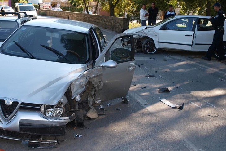 Lančani sudar nije uvijek jednostavan: Tko plaća štetu kad se vozila zabiju jedno u drugo?