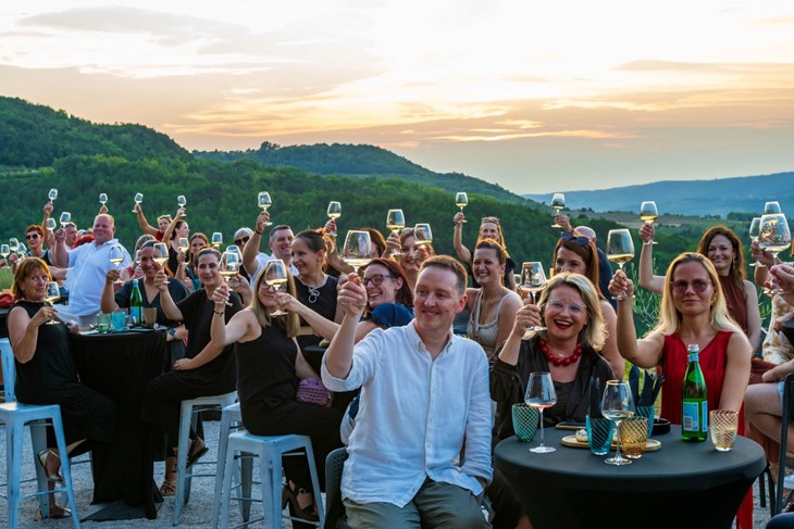 FOTO / Vinski svijet priča o zalascima sunca u Kaldiru: Robi Bertoša opet okupio ljubitelje vina na večeri za pamćenje