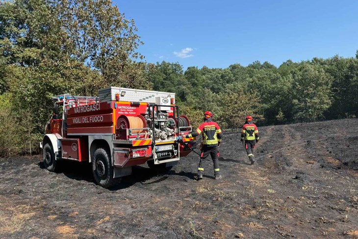 Vatrogascima pune ruke posla: Ugašena dva požara, još se osigurava požarište u Orihima