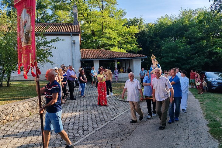 Peti Angošt donosi jutarnji duhovni program, a od 20 sati glazbu i ples na Balarinama