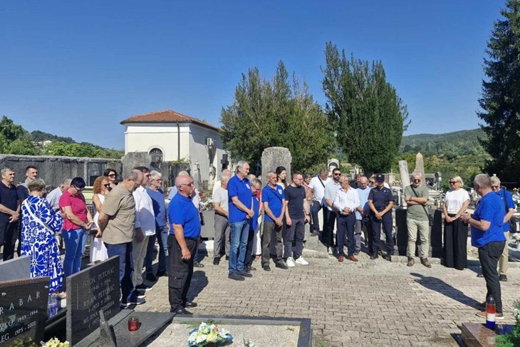 U Pazinu položeni vijenci i zapaljene svijeće uoči Dana pobjede i domovinske zahvalnosti te Dana hrvatskih branitelja