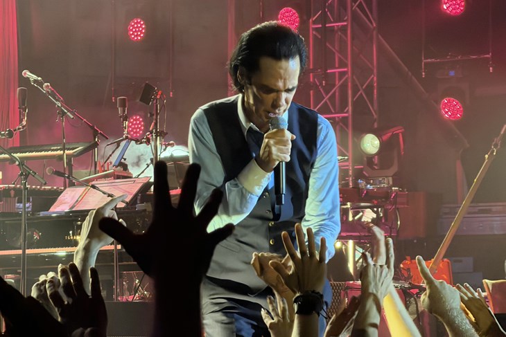 VELIKA FOTOGALERIJA / Nick Cave u Puli održao silovit, emotivan i neočekivano duhovit koncert