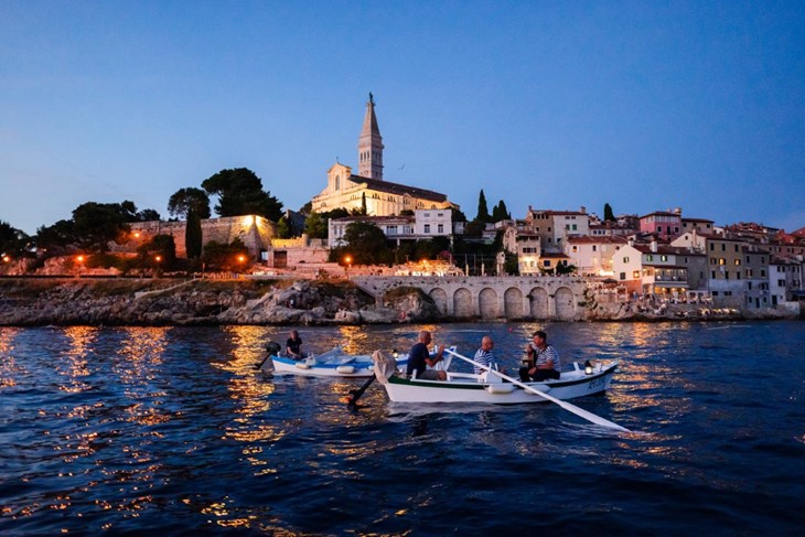 Noć svetog Lovre na rovinjskom Velikom molu: Besplatna vožnja batanom, nježne melodije, poezija i izložba fotografija