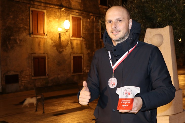 Galižanci se ne žele odreći svog župnika nogometaša