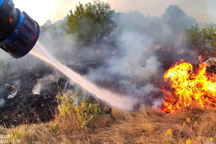 Gori divlje odlagalište na Žminjštini, na terenu 21 vatrogasac
