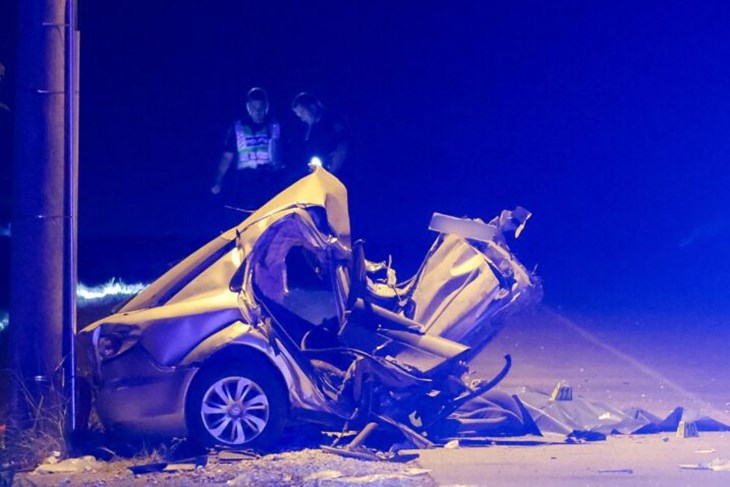 Mazda se zabila u betonski stup i raspala na dva dijela, poginulo troje ljudi