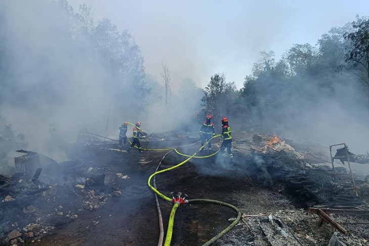 FOTO / Gorjeli deponij, kamp-kućica, plinske boce... JVP Pula cijeli dan na terenu