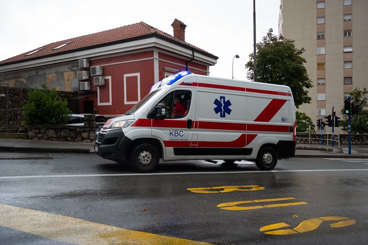Urušio se balkon napuštenog objekta u Rijeci, ozlijeđena dvojica maloljetnika