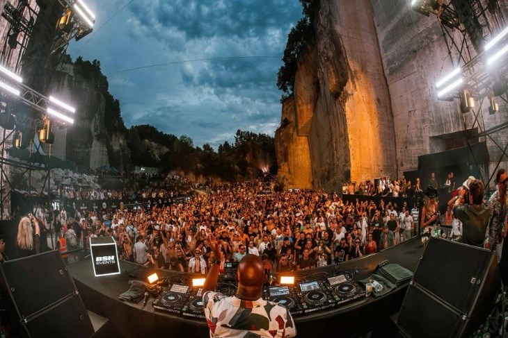 FOTO / Cave Romane ugostile Carla Coxa i tisuće obožavatelja elektroničke glazbe