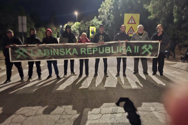 Policajac službenim autom nasrnuo na prosvjednike? - Glas Istre